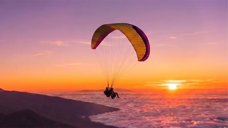 Flug bei Sonnenuntergang