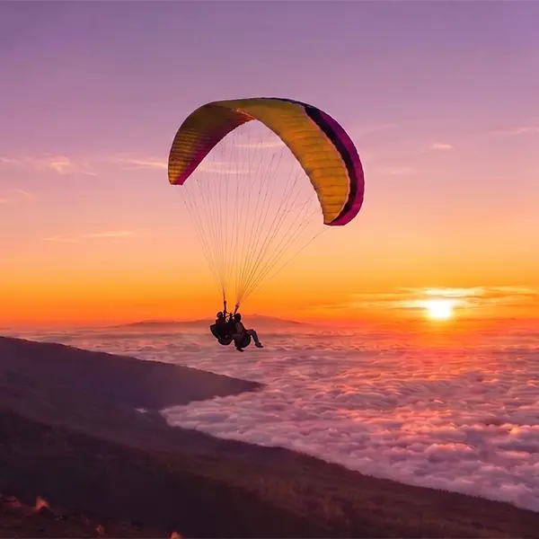 Flug bei Sonnenuntergang